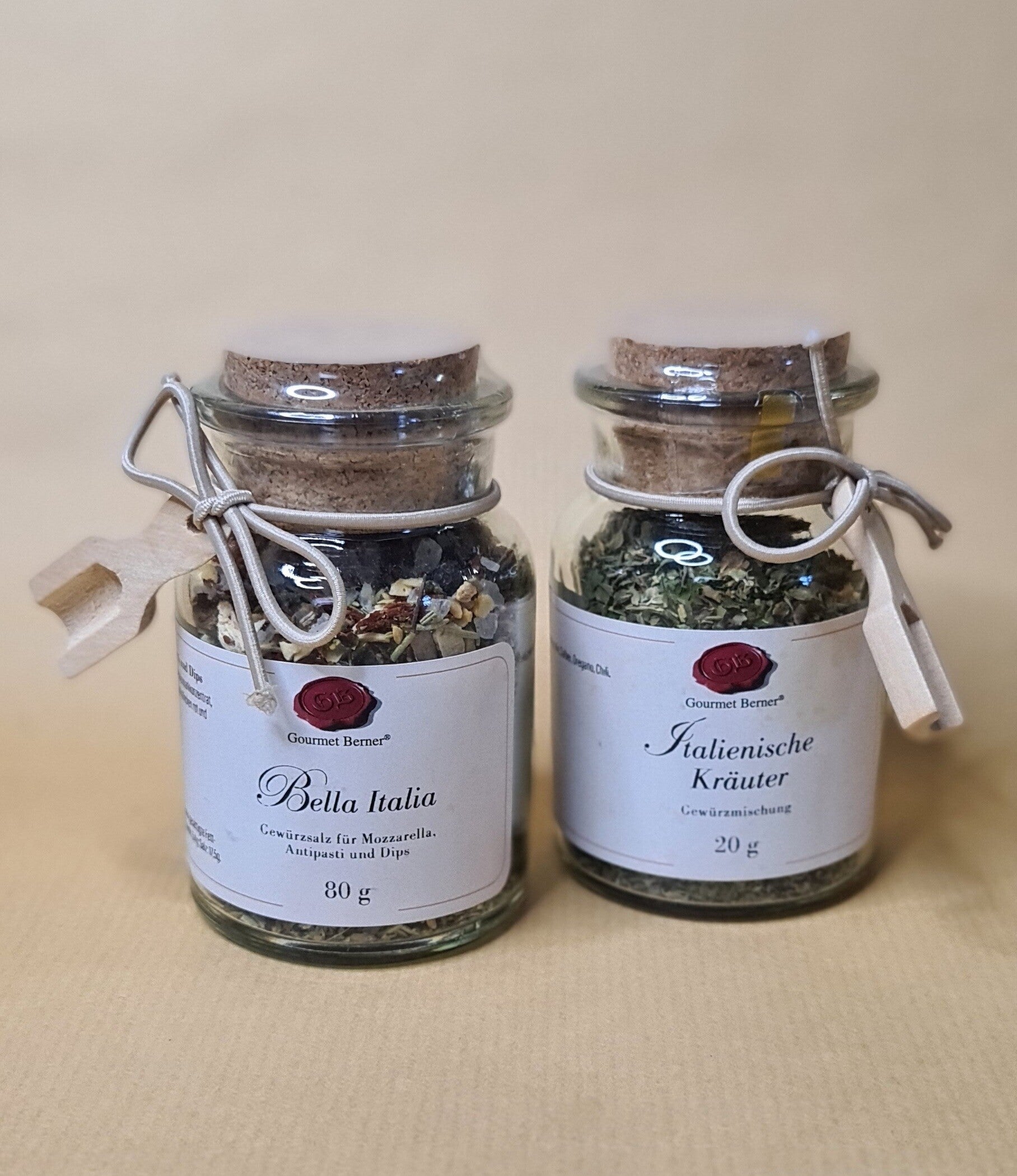 Gewürzfläschchen mit dekorativer Holzschaufel