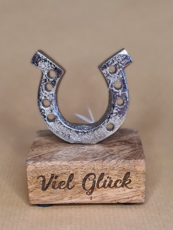Glücksbringer Hufeisen auf Holz