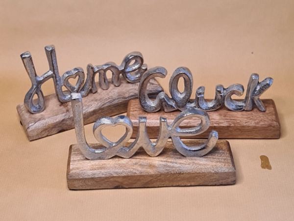Metallschriftzug auf Mangoholz- Deko