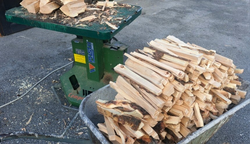 Zirbenholz Anzündholz: trockene Anzündholzstücke zum Anheizen