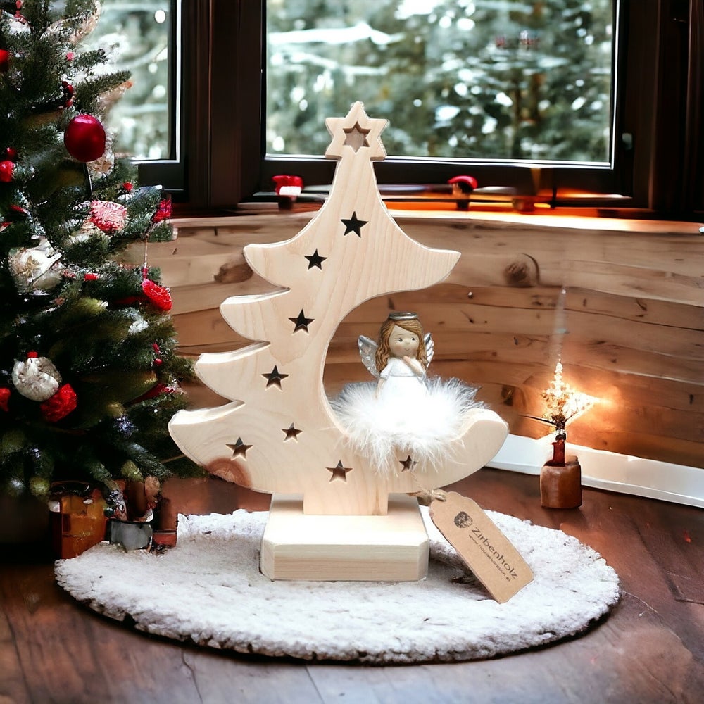 Handgefertigter Weihnachtsbaum aus Zirbenholz mit Engel auf Wolke