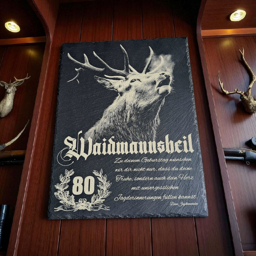 Personalisierte Schieferplatte 400×300 mit Hirschporträt und „Waidmannsheil“, Aufhängeöse vormontiert.