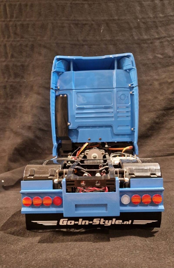 Achterbumper met 8 ronde lampen.  4x2 chassis