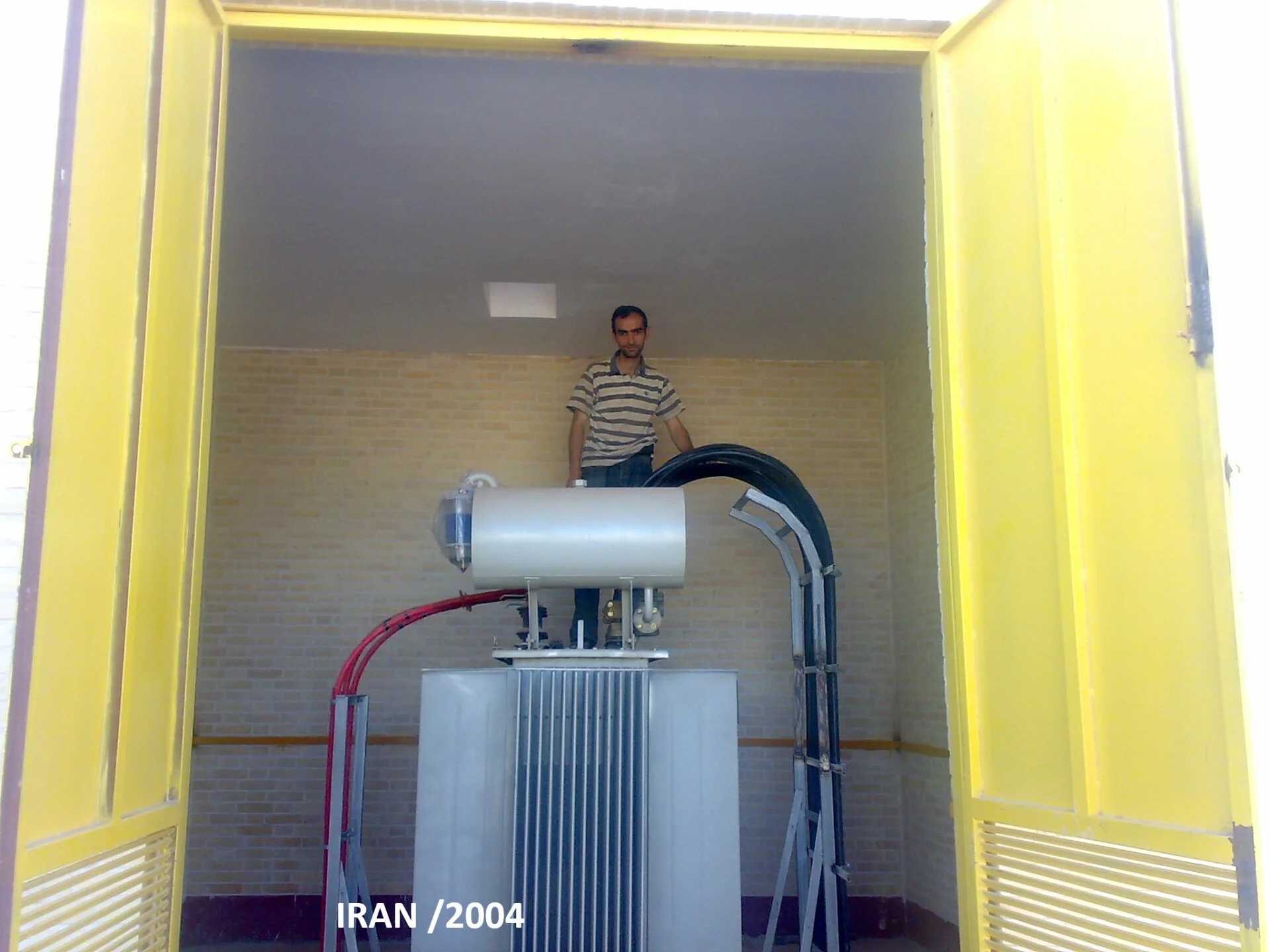 Abbas Shiri bei der Installation eines Transformators – Iran 2004