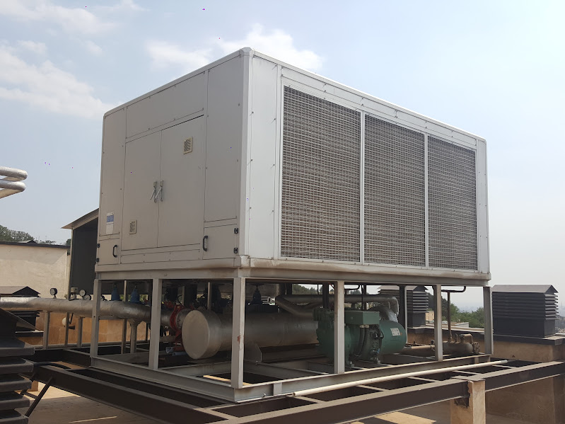HLK-Anlage mit Chiller, Kälte- und Klimatechnik auf einem technischen Dachbereich