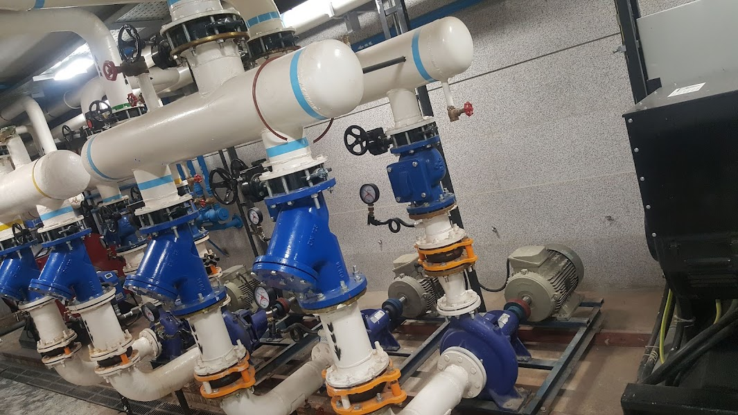Gebäudeautomation mit Verbindung von Elektrotechnik, HLK-Technik und Steuerungssystemen