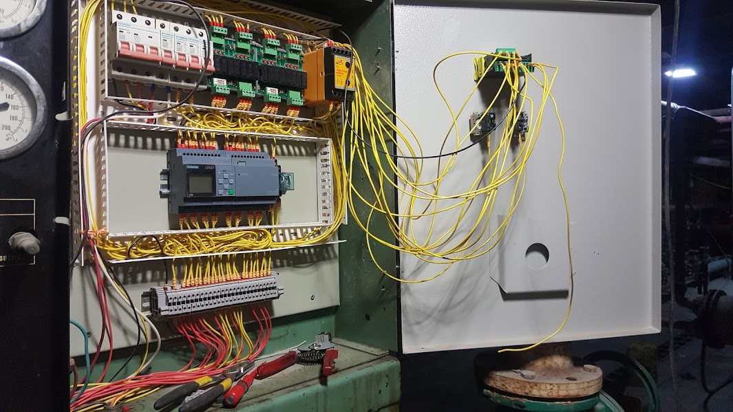Schaltschrank mit elektrischen Komponenten, Verdrahtung und Steuerungstechnik