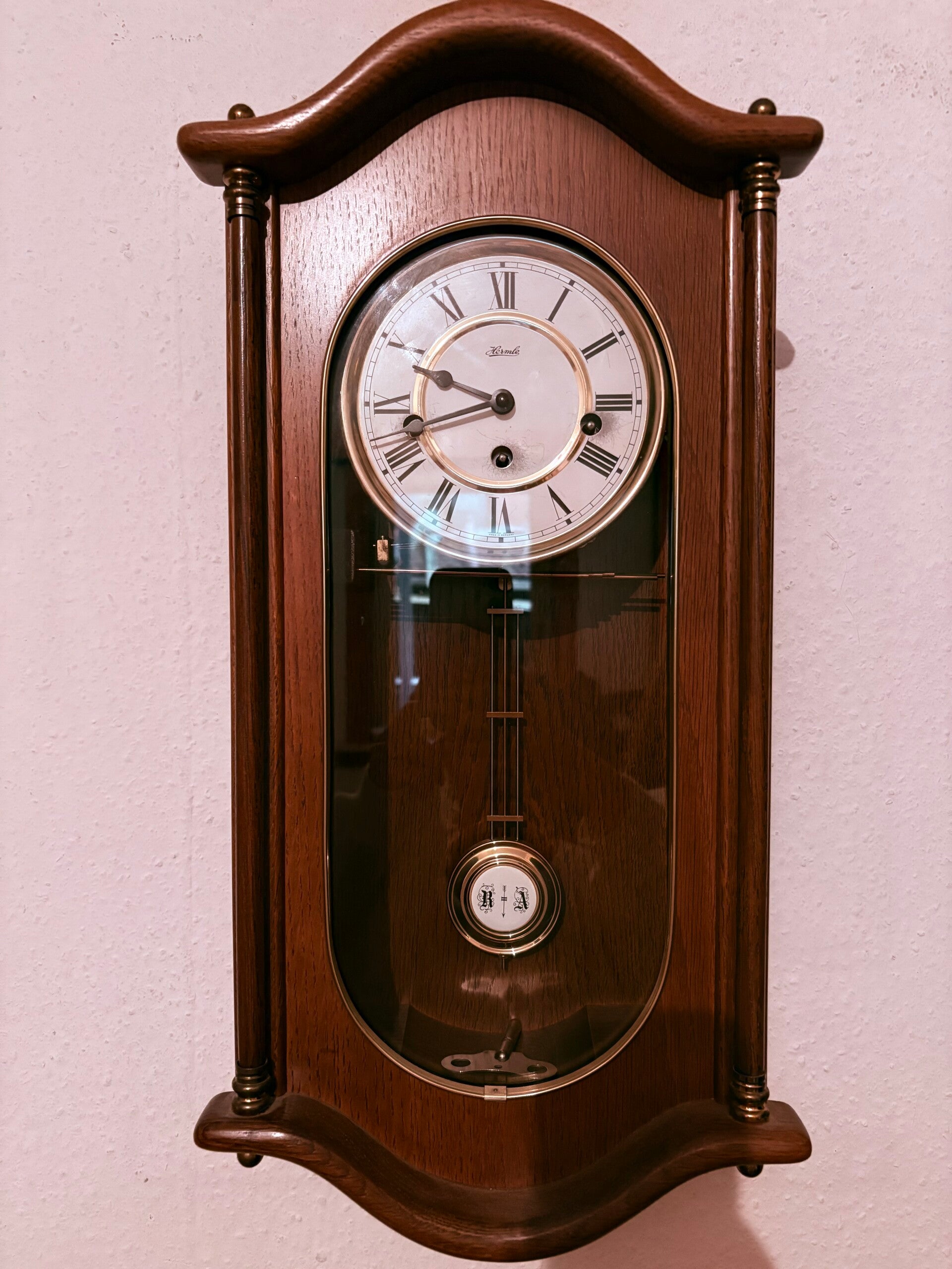klassische Pendel-Wanduhr