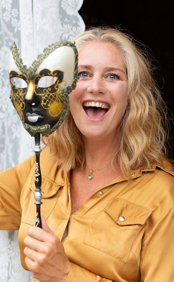 Maskers af,  wees jezelf en straal!