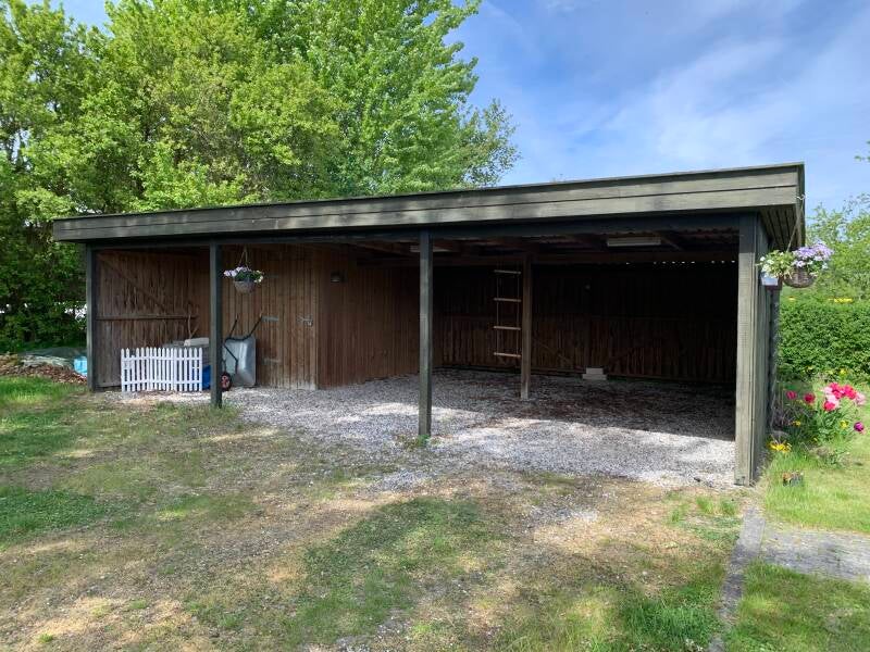 Dubbele carport met kleine bergruimte links