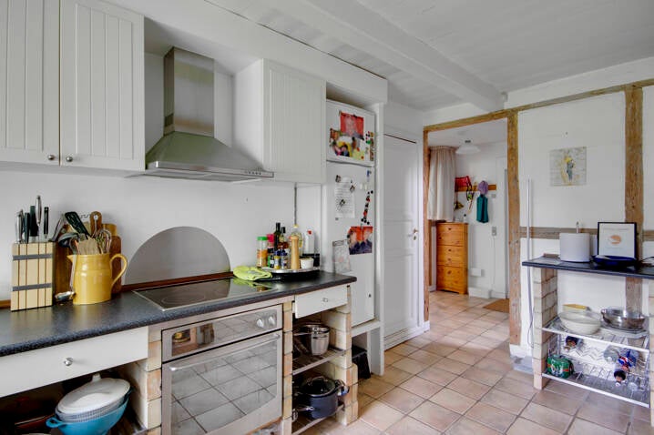 Vanuit de hal stap je zo de keuken binnen waar je gezellig kan kokkerellen - alle kookspullen zijn er.