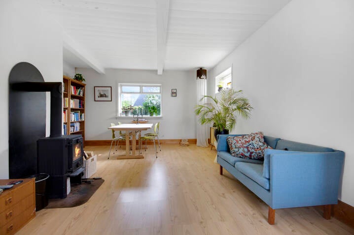 De woonkamer met zicht op de achtertuin