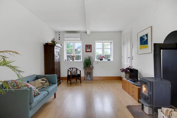 De woonkamer met zicht op de voortuin