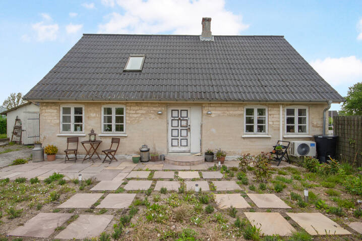 Voorzijde huis (met terras en voortuin net aangelegd)