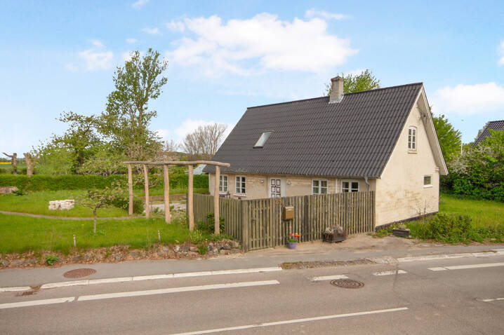 Huis vanaf de straatkant gezien