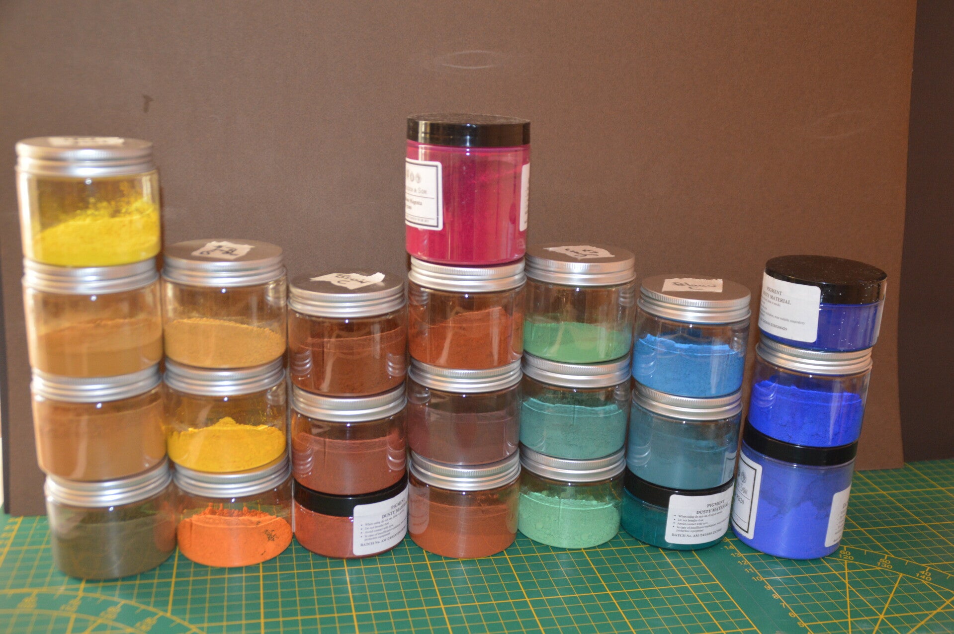 Foto van potjes met diverse pigmenten