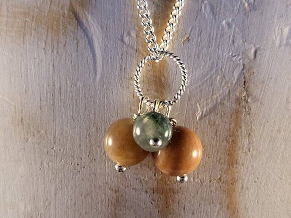 Versteend hout, mos agaat en maansteen ketting