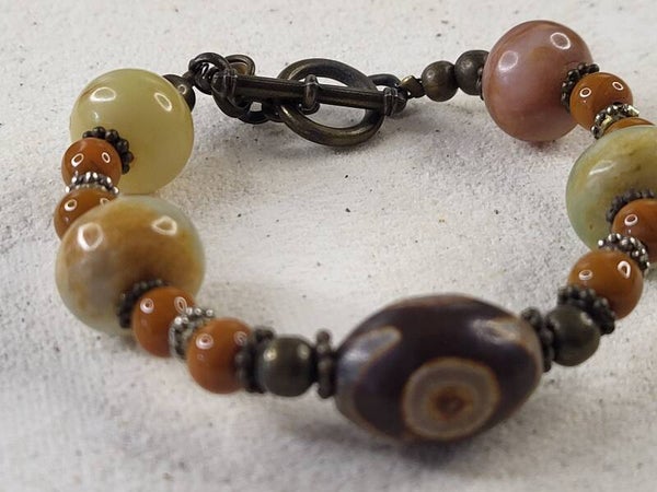 Dzi kraal en antieke kralen