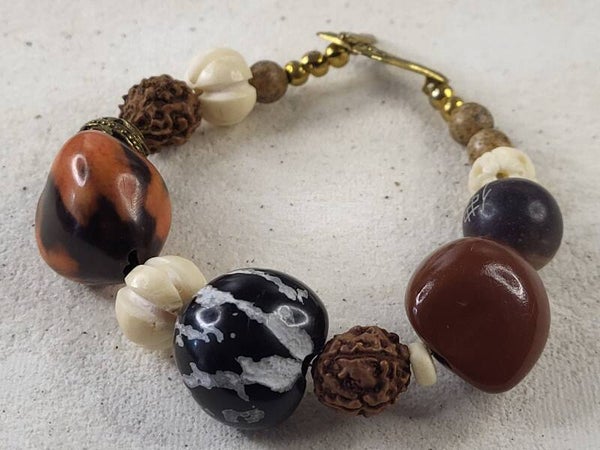 Unieke armband met fossiel been