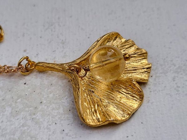 Cirtien met gingo bilobahanger