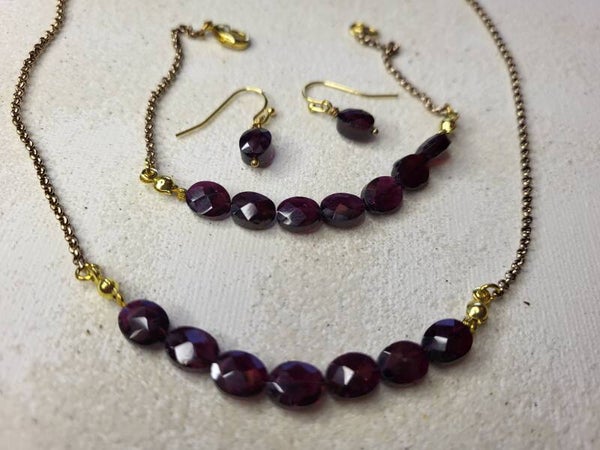 Setje van facet geslepen granaat