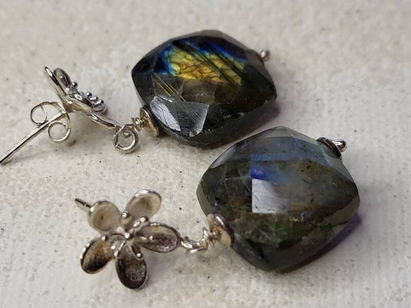 labradoriet aan 925 zilveren oorstekers