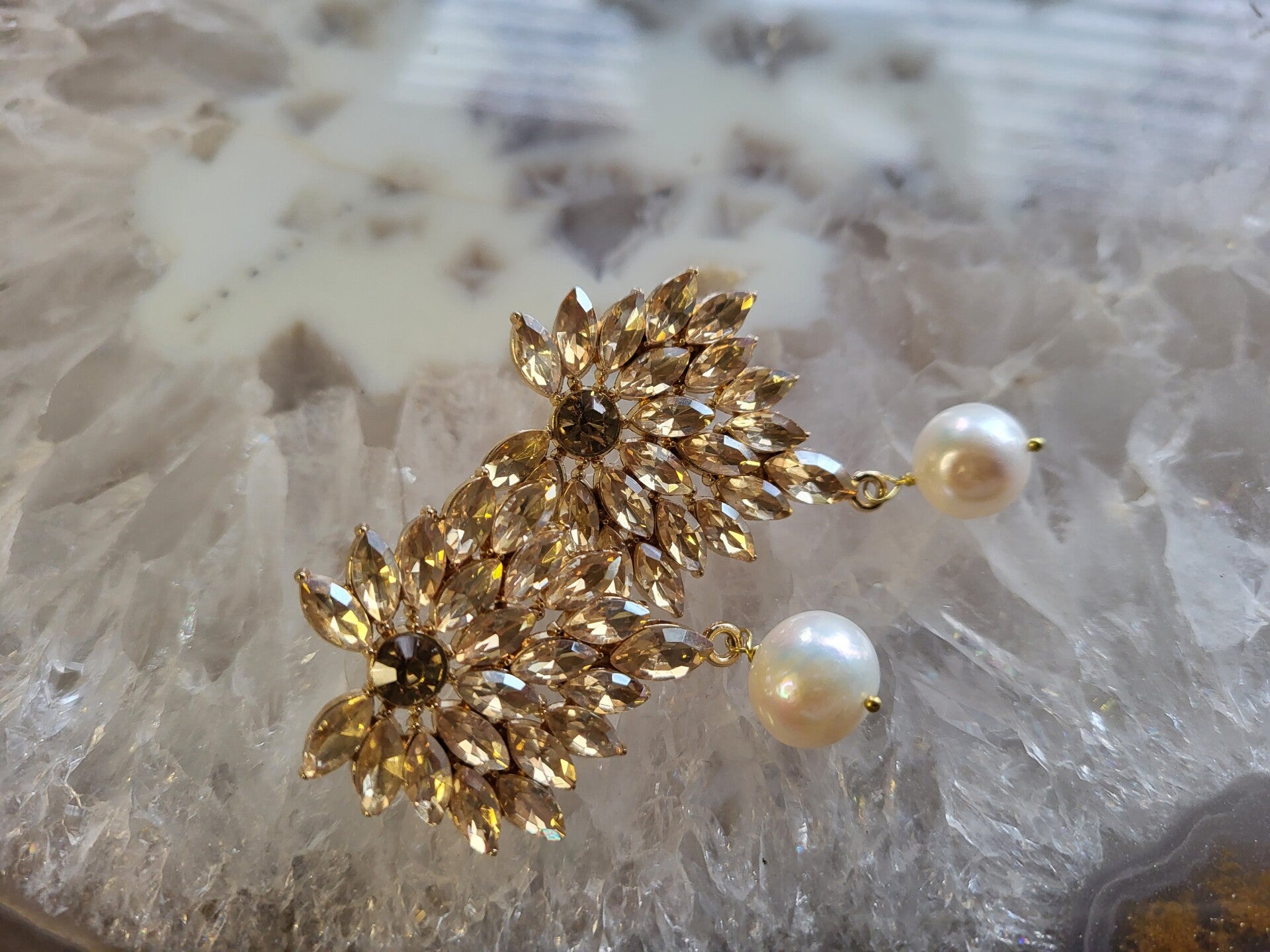 Zoetwater parels aan oorstekers met strass