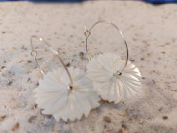 Schelp bloemen aan creolen