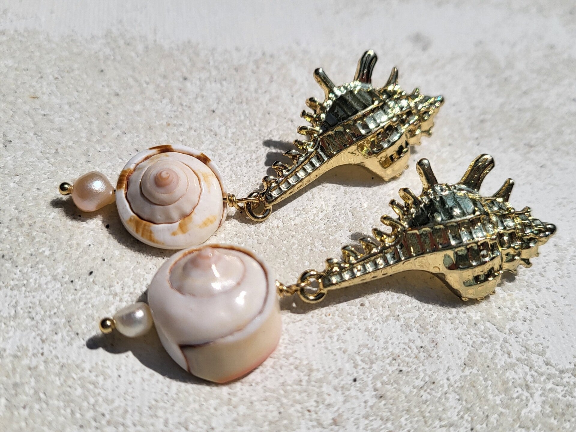 Schelp en parel aan schelp oorstekers