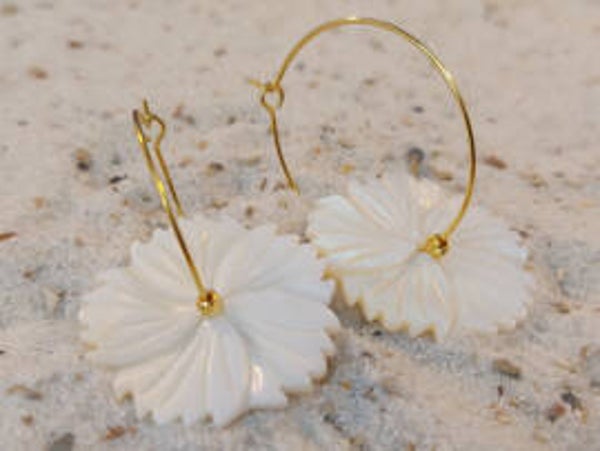 Schelp bloemen aan creolen