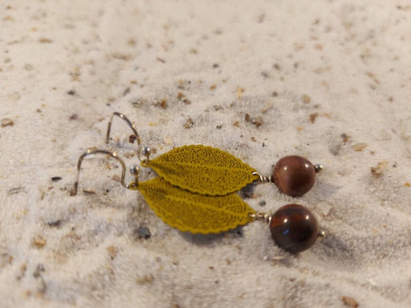 Versteen hout en blaadjes