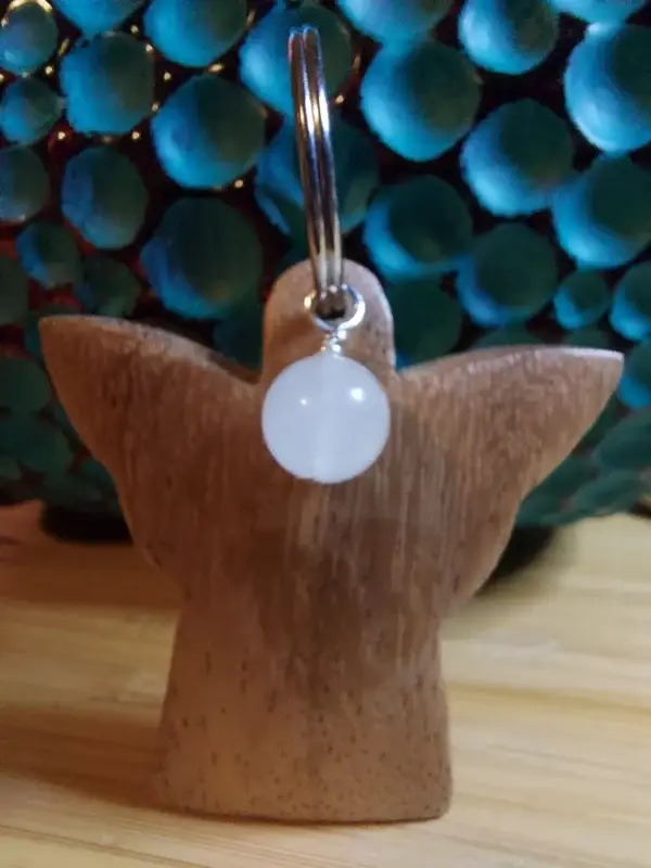 Houten engel sleutelhanger met seleniet
