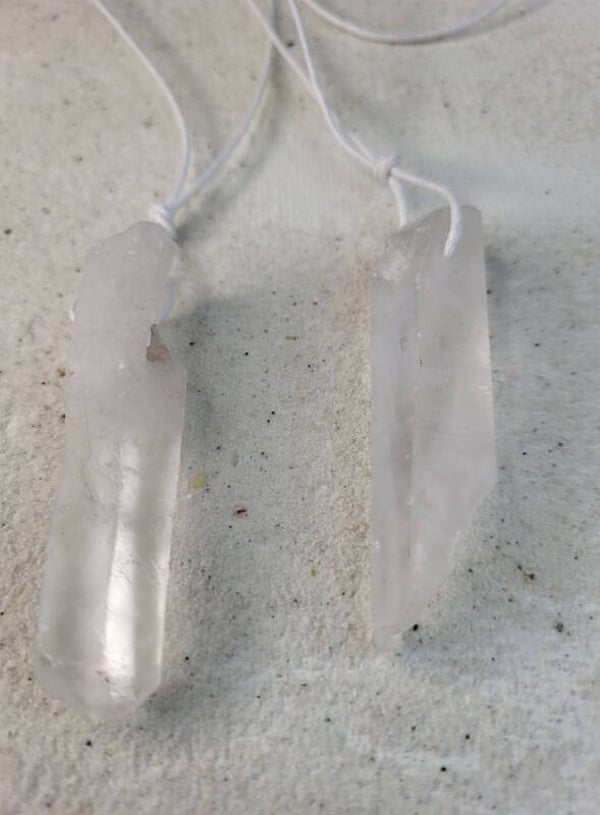 Ruwe bergkristal punten aan wit waxkoord