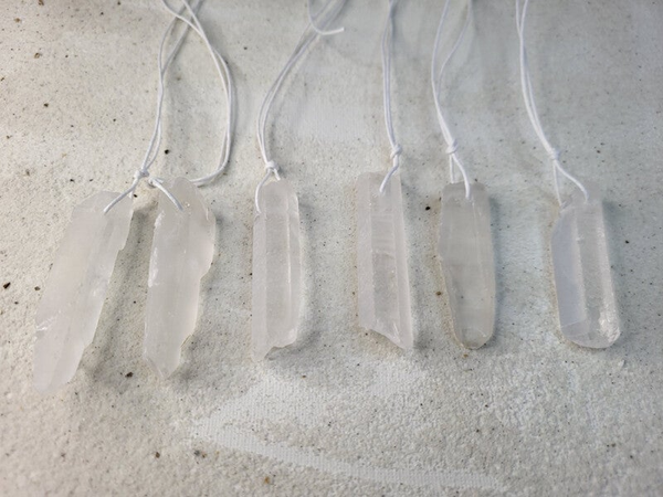 Ruwe bergkristal punten aan wit waxkoord