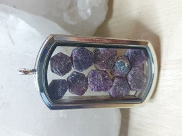 Robijn ruw in floating charm