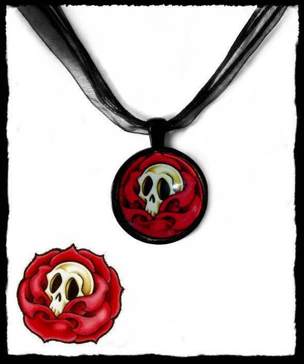 Necklace round Skullrose