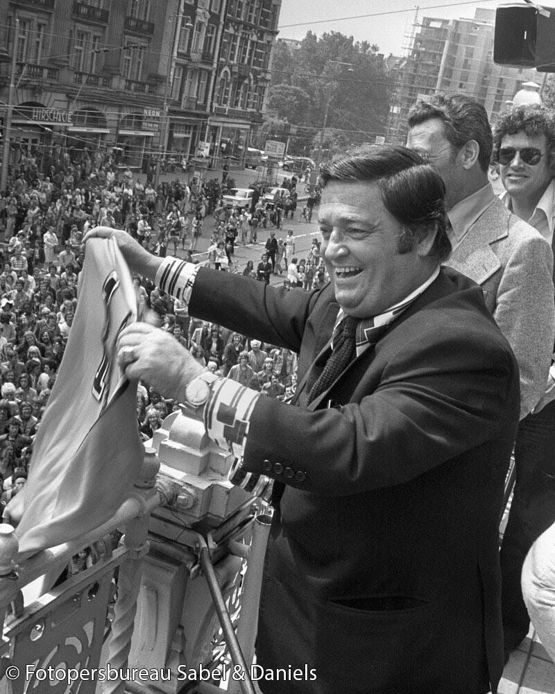 Willy Alberti bij de inhuldiging van het Nederlands Elftal na de WK in 1974. © Fotopersbureau Sabel & Daniëls.
