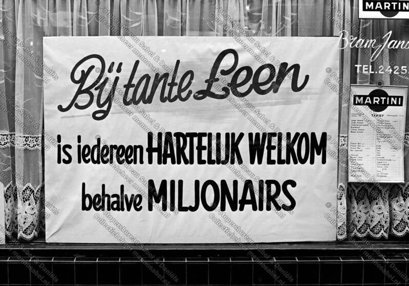 Bij tante Leen. Amsterdam 1966. © Fotopersbureau Sabel & Daniëls.