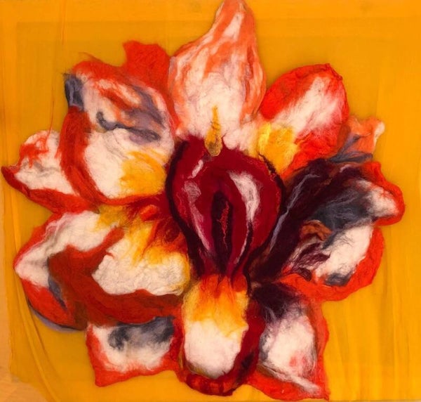 De Oranje Lotus - Viltkunst op groot doek (100x85)