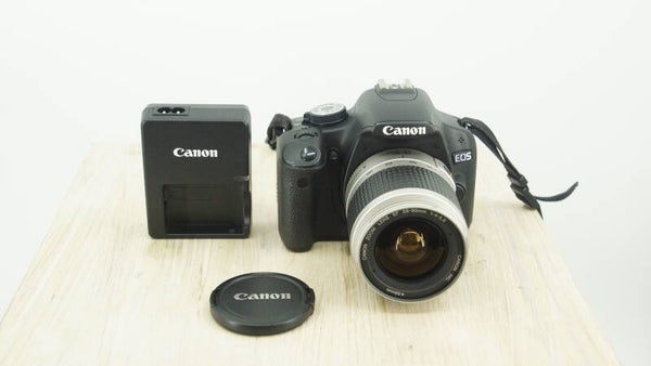 Canon EOS 500D met 28-90mm lens.