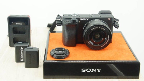 Sony A6300 ICL nette camera 3900 clicks met 2 accu's 4k filmen, aps-c sensor. Garantie!
