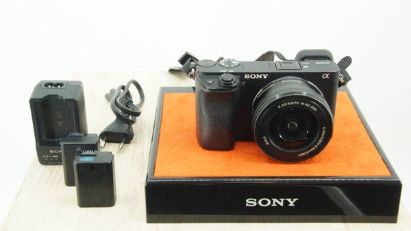 Sony A6300 ICL nette camera 3900 clicks met 2 accu's 4k filmen, aps-c sensor. Garantie!