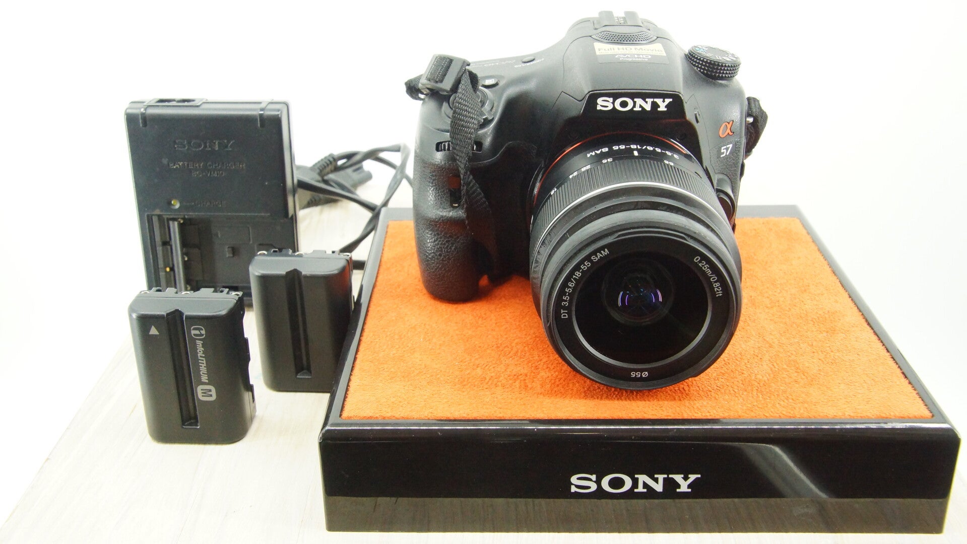 Sony a57 met 18-55mm kitlens 2 accu's en garantie! zeer nette fotocamera