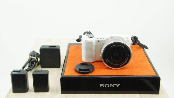 Sony a5000 foto of film camera aps-c sensor, wifi, 16-50mm lens vlog camera