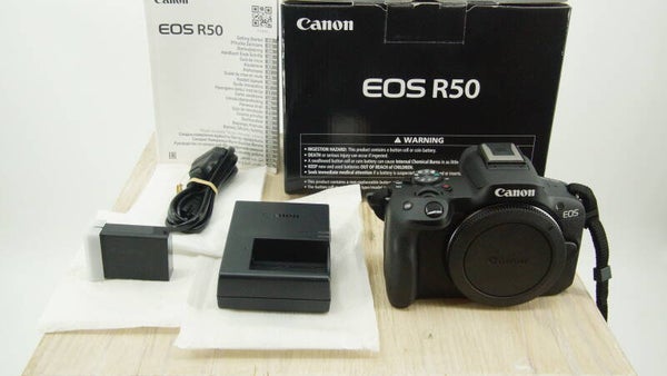 Nieuw! Canon EOS R50 systeemcamera met lader en originele verpakking.