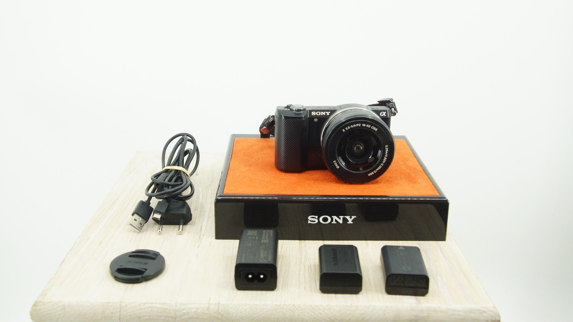 Sony a5000 foto of film camera aps-c sensor, wifi, 16-50mm lens vlog camera