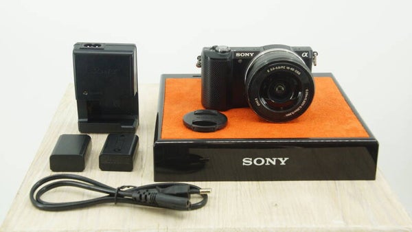 Sony a5000 foto of film camera aps-c sensor, wifi, 16-50mm lens vlog camera