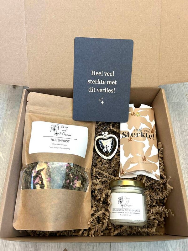 Sterkte cadeau – Luxe cadeaubox met thee, sojawas kaars en badballen