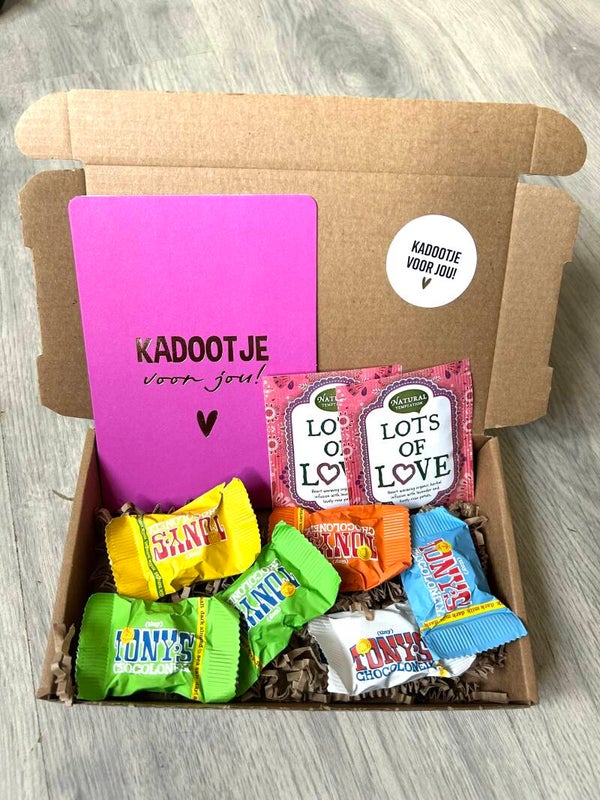 Cadeaudoosje met chocolade & thee – met kaart naar keuze