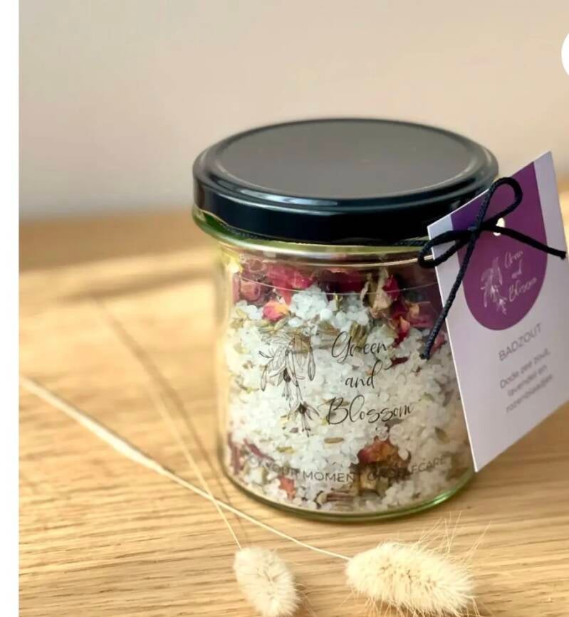 Badzout in glazen pot met bloemen – natuurlijk badproduct voor ontspanning